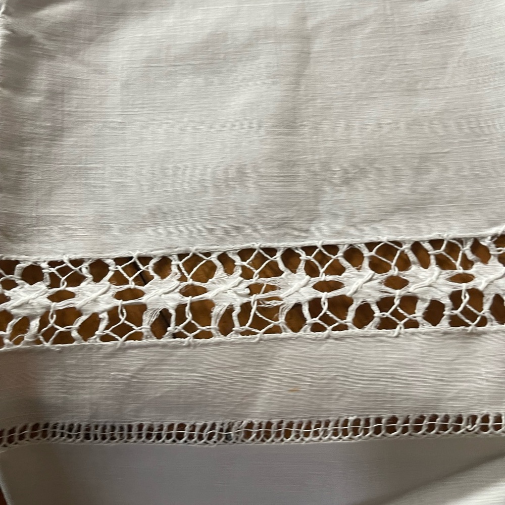 Elegant White Lace Trim Breakfast Clothe 
22x34 CRISP linen. VINTAGE